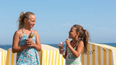 Enfants avec une glace sur la plage à Carnac et d'autres idées de gastronomie