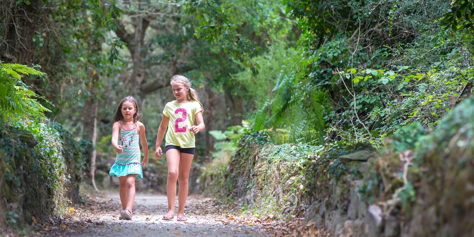 Enfants sur le circuit des marais à Carnac