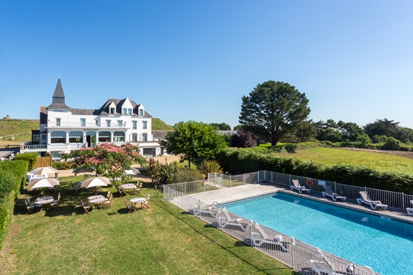 Jardin et piscine de l'Hôtel Restaurant Spa du Tumulus Carnac