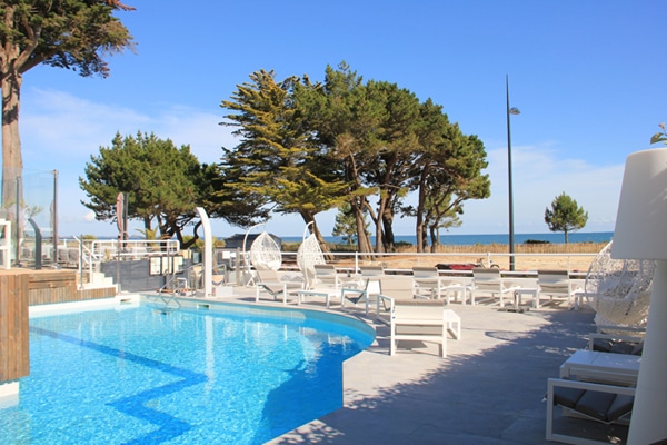 Piscine et terrasse avec vue sur la mer de l'hôtel Le Diana et Spa Nuxe à Carnac