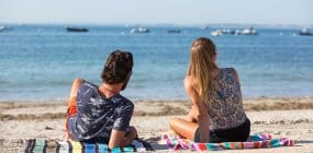 Couple en séjour à Carnac sur la plage