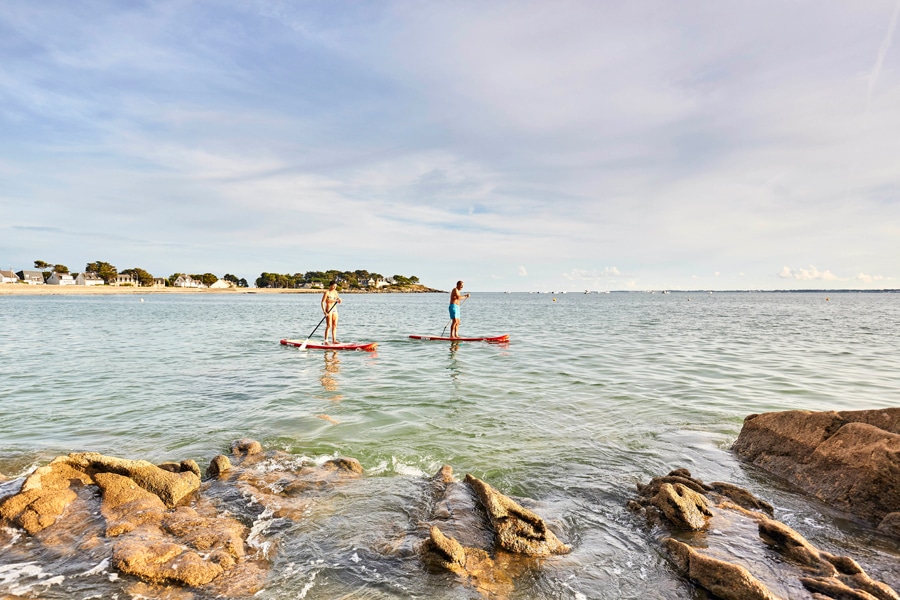 Paddle en couple près de la plage de Saint Colomban à Carnac