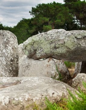 Le dolmen et les menhirs de Kermario à Carnac