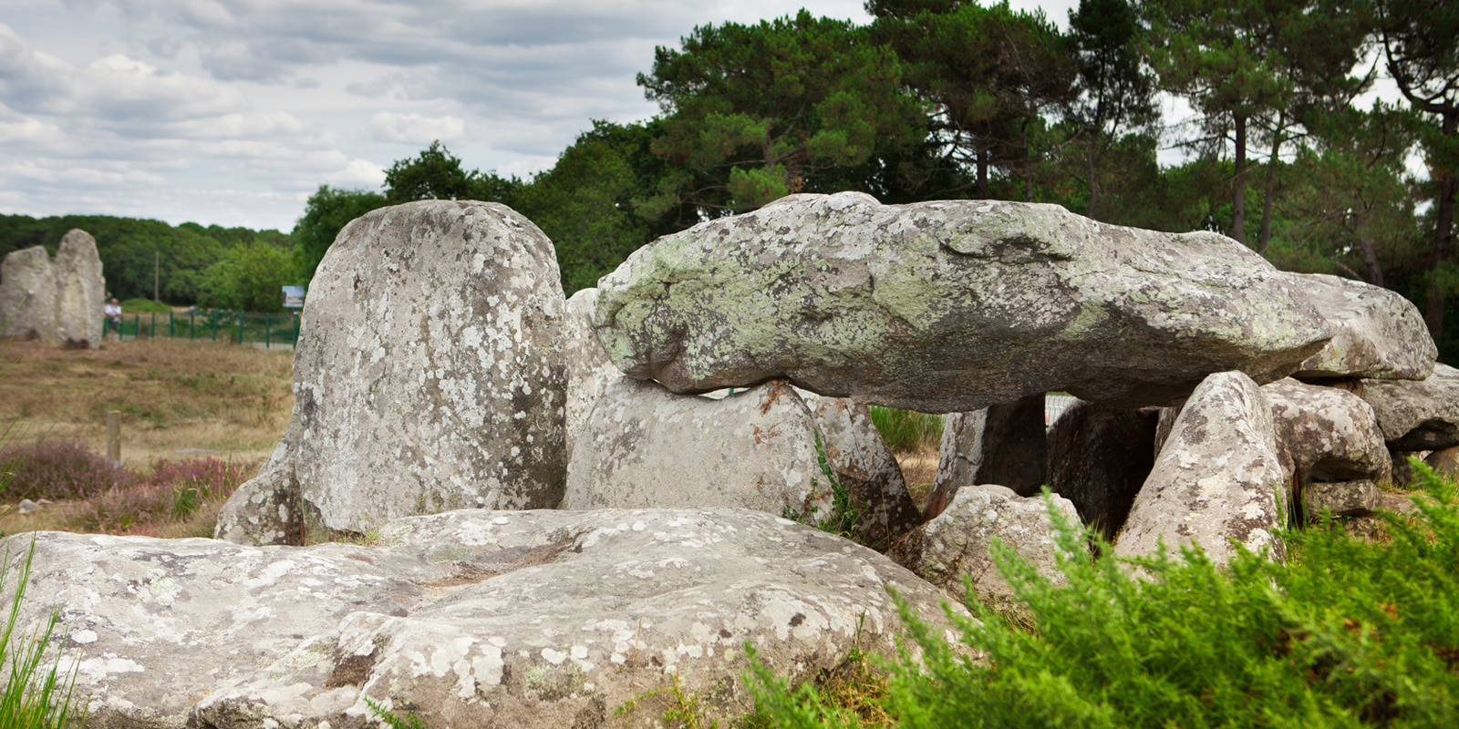 Le dolmen et les menhirs de Kermario à Carnac