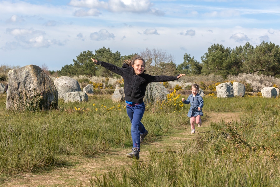 Enfants dans les menhirs de Carnac