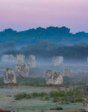 Légendes sur les menhirs de Carnac