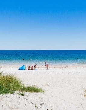 Sortie au bord de la mer en famille sur la Grande plage de Carnac