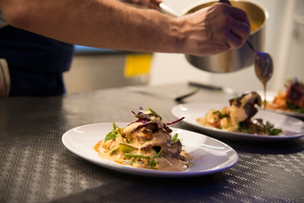 Préparation d'un plat gastronomique au restaurant Coté Cuisine à Carnac