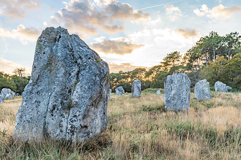 Alignement de carnac avec couché de soleil