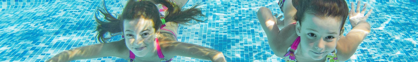 Enfants dans une piscine