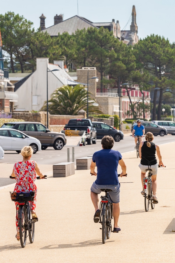 Balade à velo sur le Boulevard de la plage à Carnac