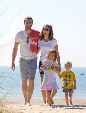 Famille à l'entrée de la plage de Carnac