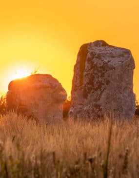 Menhirs des Alignements de Carnac à l'heure du coucher du soleil copyright Philippe Meunier