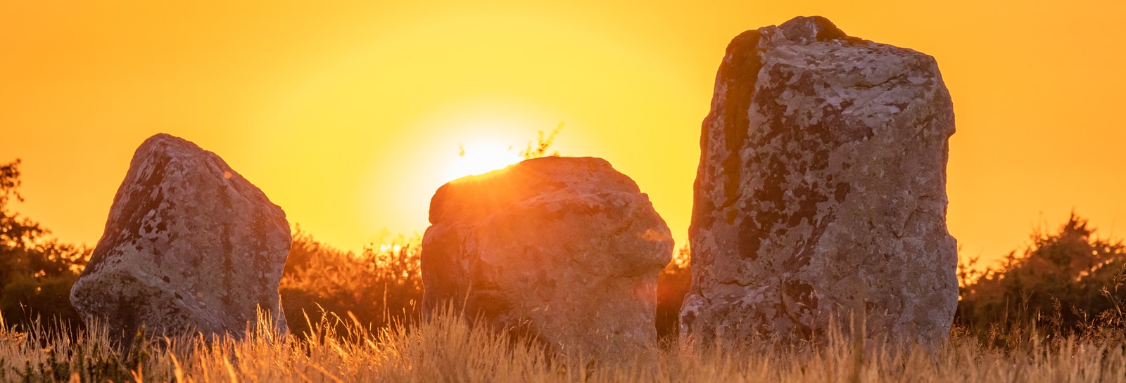 Coucher du soleil derrière les menhirs des Alignements de Carnac