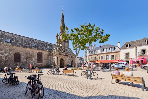 Place de l'église dans le bourg de Carnac