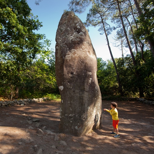 Enfant devant le Géant du Manio, le plus haut menhir de Carnac