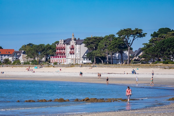 Promenade sur la Grande Plage de Carnac avec ses villas balnéaires