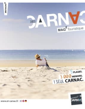 Couverture Magazine touristique et guide d’hébergements 2021 Office de tourisme de Carnac