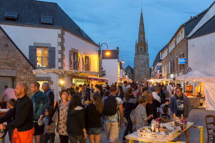 Marché nocturne à Carnac copyright Fanch Galivel