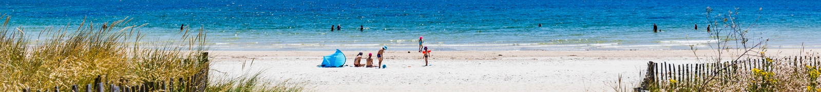 Famille sur la plage à Carnac