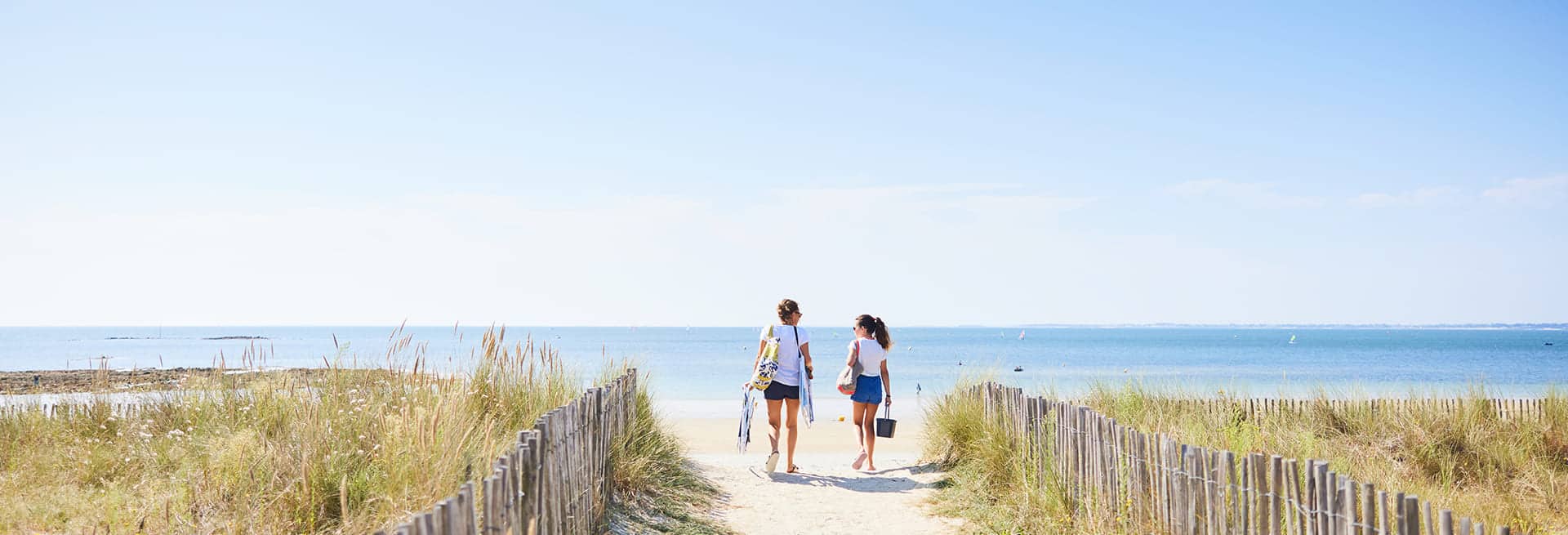 Famille à l'entrée de la Grande Plage de Carnac copyright Alexandre Lamoureux