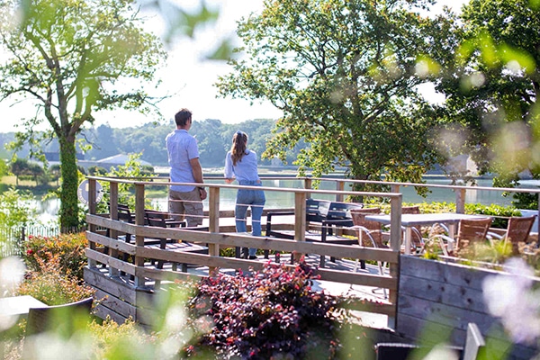 Couple sur la terrasse de la réception au camping du Lac à Carnac