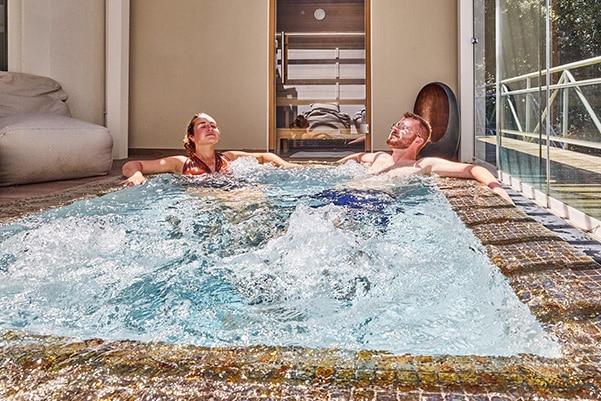 Jacuzzi à débordement au spa nuxe à Carnac crédit Philippe Meunier