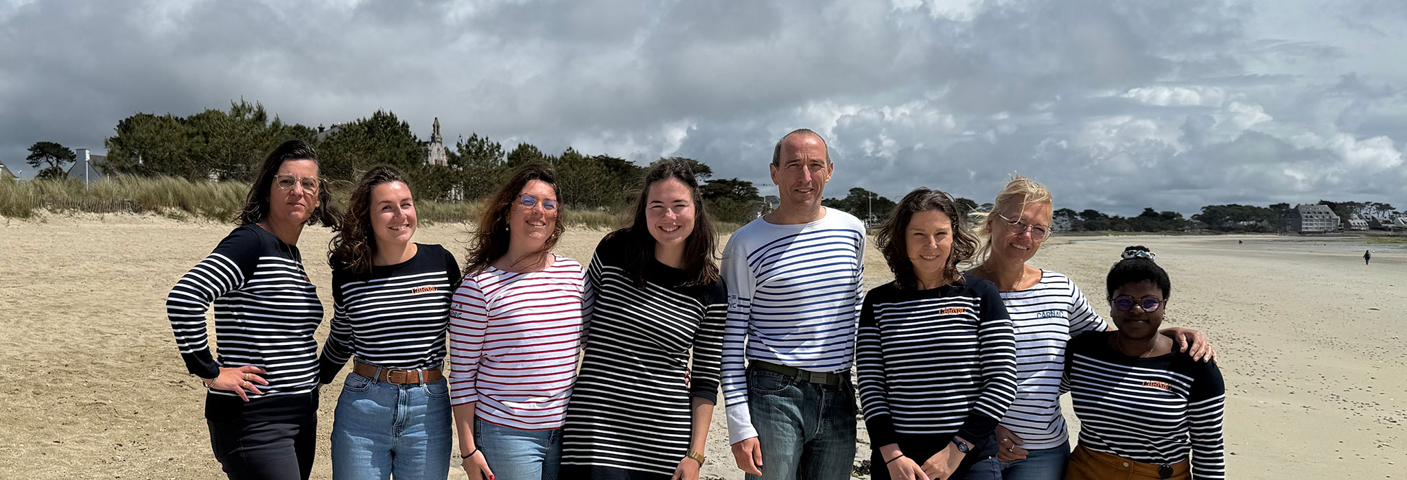 L'équipe de l'Office de tourisme à Carnac sur la Grande plage de Carnac