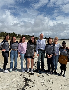 L'équipe de l'Office de tourisme à Carnac sur la Grande plage de Carnac
